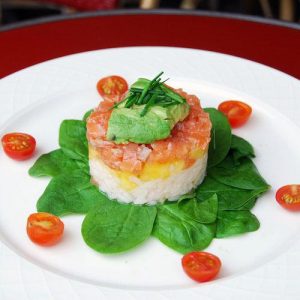 Tartare de saumon à la mangue riz sushi